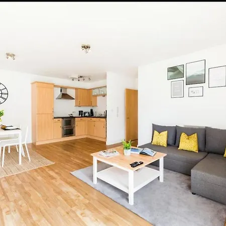 Kinara Properties - Luxury 2 Bed Apartment, Local To Uob, Qe, Royal Orthopaedic Hospital, 10 Mins From Centre, Free Parking