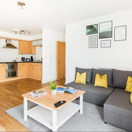 Kinara Properties - Luxury 2 Bed Apartment, Local To Uob, Qe, Royal Orthopaedic Hospital, 10 Mins From Centre, Free Parking
