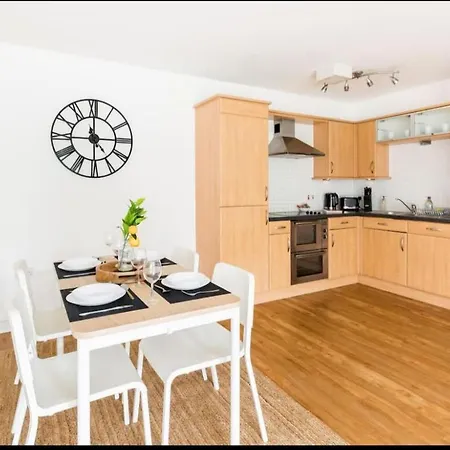 Kinara Properties - Luxury 2 Bed Apartment, Local To Uob, Qe, Royal Orthopaedic Hospital, 10 Mins From Centre, Free Parking *