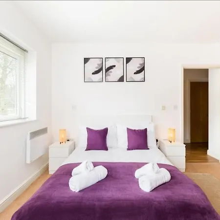 Kinara Properties - Luxury 2 Bed Apartment, Local To Uob, Qe, Royal Orthopaedic Hospital, 10 Mins From Centre, Free Parking *