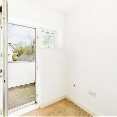 Kinara Properties - Luxury 2 Bed Apartment, Local To Uob, Qe, Royal Orthopaedic Hospital, 10 Mins From Centre, Free Parking * Birmingham